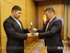 Арслан Р.Пүрэвдагвад Монгол Улсын Ерөнхийлөгчийн нэрэмжит үүрд хадгалагдах цом гардуулав
