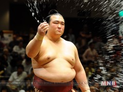 Кисэносато тэргүүлж эхэллээ