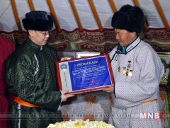 Ерөнхий сайд Ж.Эрдэнэбат Улсын аварга малчин, тариаланчдын шагналыг гардуулж байна