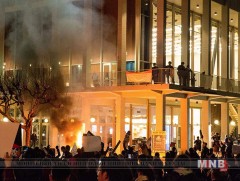 АНУ-ын Беркли хотод оюутнуудын хооронд мөргөлдөөн гарчээ