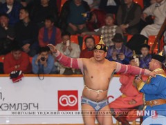 Гурвын даваанд дархан аварга Г.Өсөхбаяр аймгийн арслан Ганбаатарыг амаллаа