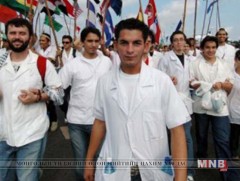 Венесуэлд эмч, эмнэлгийн ажилтнууд хөдөлмөрийн нөхцлөө сайжруулахыг шаардаж байна