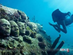 Далайн гүнд уран баримлын цогцолбор байгуулжээ 