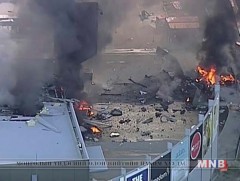 Мельбурн хотын худалдааны төвийн дээрээс зорчигч тээврийн онгоц унажээ 