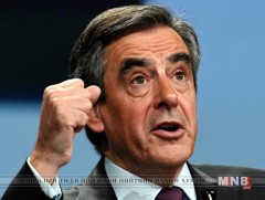 Францын Компень хотод Франсуа Фийоныг эсэргүүцэн жагслаа   