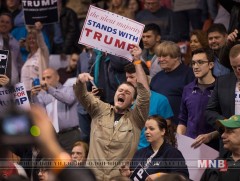 Чикагод ерөнхийлөгч Трампыг эсэргүүцэгчид  жагслаа