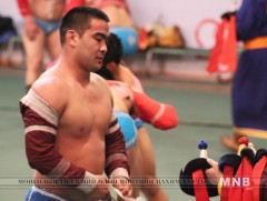 Улсын гарьд Д.Баяраа агсны хүү өвдөг шороодлоо