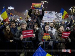 Румынчууд засгийн газраа огцрохыг шаардан, жагссаар байна