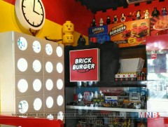 Угсардаг лего тоглоомын хэлбэртэй бургер хийжээ