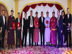 Уяач С.Ганзориг, Л.Алтанхуяг нарыг “Салбарын тэргүүний ажилтан” тэмдгээр шагналаа 