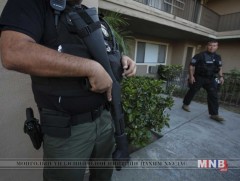 АНУ-ын хууль бус цагаачид албадан гаргана гэдгээс эмээж Канадыг зорьсоор байна 