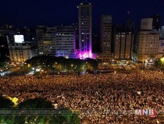 Эмэгтэйчүүд цагдаагийн шаардлагыг эсэргүүцэн цээжээ нүцгэлэн жагсчээ 