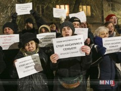 Гэр бүлийн хүчирхийллийн ял шийтгэлийг хөнгөвчлөхийг эсэргүүцэж жагслаа