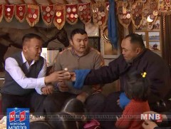 Гурван ихэр охиноор бүл нэмж, таван зээ охинтой болсон өвөө 