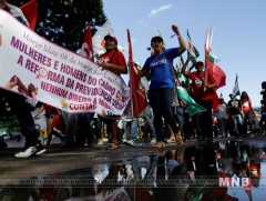 Бразилд тэтгэврийн хуулийн шинэтгэлийг эсэргүүцэгчдийн жагсаал болж байна 
