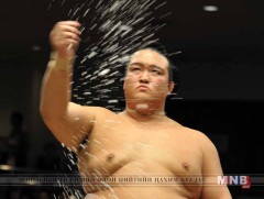 Кисэносато башёг тэргүүлсэн хэвээр байна