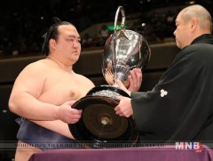 Ёкозүна Кисэносато хоёр башё дараалан түрүүллээ