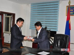 Өмнөговь аймгийн удирдлагууд багш нартаа батламж гардууллаа