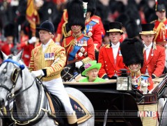 Их Британийн хатан хаан II Элизабет хамгаалалтын хэрэгсэл ашиглахгүйгээр морь унадаг 