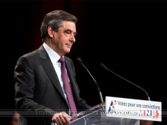 Франсуа Фийоны байр суурь ганхаж эхэллээ 