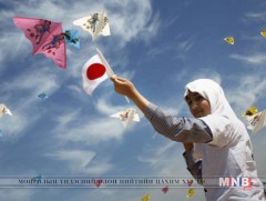 Палестин хүүхдүүд цаасан шувуу хөөргөжээ