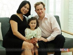 Роберт Кэлли гэр бүлийнхээ талаар анх удаа тайлбар хийлээ