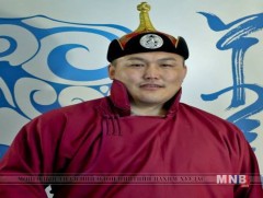 Т.Өсөх-Ирээдүй, Э.Балжинням нар хөлбөмбөгчдийг хүлэг морьтой зүйрэлжээ