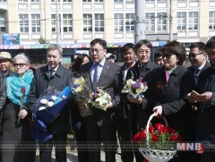 С.Зориг агсны хөшөөнд цэцэг өргөж, хүндэтгэл үзүүлэв