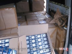 Тамхи хууль бусаар оруулж ирэх гэж байсан Монгол жолооч саатуулагдлаа