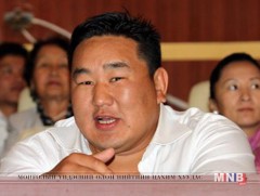 Д.Дагвадорж холимог тулааныг “нутагшуулна”