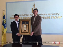 Сүмо бөхийн дээд зиндаанд түрүүлсэн бөхөд олгох гэрэгэг хүлээлгэн өглөө 