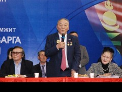 М.Даваажаргал аавдаа мэндчилгээ дэвшүүллээ  