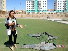 Орон нутгийн төсвөөр байгуулсан хөлбөмбөгийн талбай салхинд хийслээ