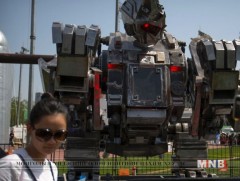 Хятадын зохион бүтээгчид тулааны аварга том роботыг зохион бүтээжээ