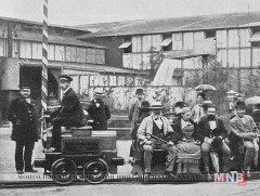 1879 онд дэлхийд анх удаа цахилгаан галт тэрэгний төмөр замыг нээжээ 