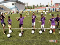 Хүүхэд багачуудыг хөлбөмбөгийн баярт урьж байна