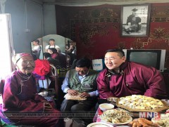 Д.Дагвадорж манлай баатар Ж.Дамдинсүрэнгийн зээ охинд хоёр өрөө байр бэлэглэлээ 