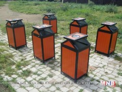 Оюутнууд хогийн сав хийж байна 