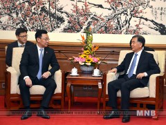 Төрийн зөвлөлийн Ерөнхий сайдын орлогч Ван Ян Монгол Улсын Ерөнхий сайд Ж.Эрдэнэбатыг хүндэтгэн зо..