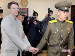 Умард Солонгост хоригдож байсан АНУ-ын иргэн суллагдаж, эх орондоо очжээ  