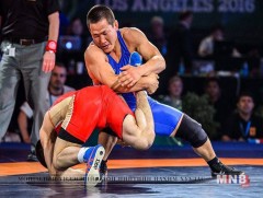 Эрэгтэй бөхчүүд Капсийскэд зодоглоно