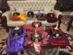 Энэ найман малгай, дээл хэнийх вэ