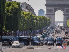 Францын цагдаагийн газрын машиныг тэсрэх бөмбөгтэй машин мөргөжээ 
