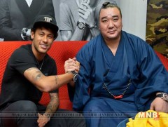 “Барселона” багийн довтлогч Неймар Харүмафүжитэй уулзжээ