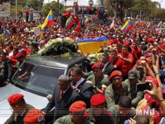 Венесуэлийн улаан загалмай нийгэмлэгийнхэн төв байрандаа цагаан далбаа мандууллаа