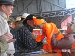 Хурдан морины унаач хүүхдүүдэд баяр хүргэж, бэлэг гардууллаа /фото/  