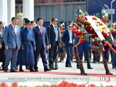 Ерөнхий сайд цэцэг өргөж хүндэтгэл үзүүлэв