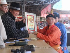 Ерөнхийлөгчийн зарлигаар Үндэсний сурын харваачдад улсын цол олгов