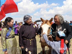 Баян-Өнжүүлийнхэн алдартнууддаа хүндэтгэл үзүүллээ