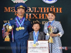 Гэр бүлээрээ түрүүлж, алтан медаль хүртжээ